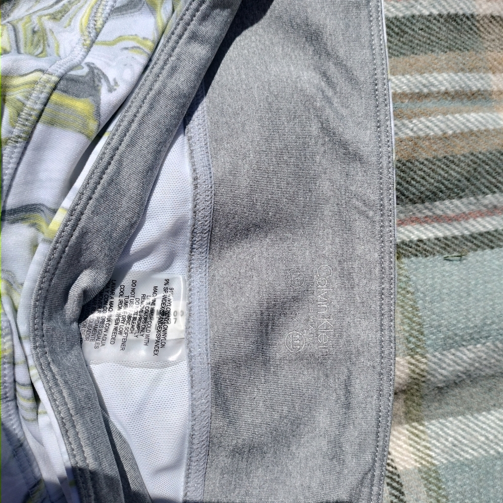 Marbled Pattern Performance Leggings - Picture 4 of 5